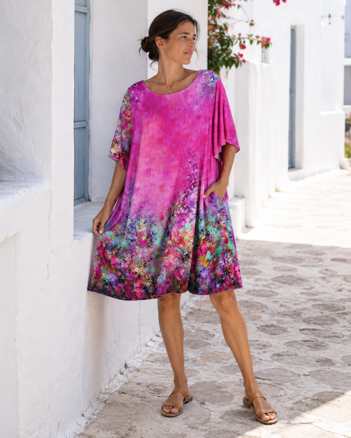 Rochie roz mătăsoasă cu mânecă scurtă și imprimeuri colorate, vedere frontală. All Above Boutique.