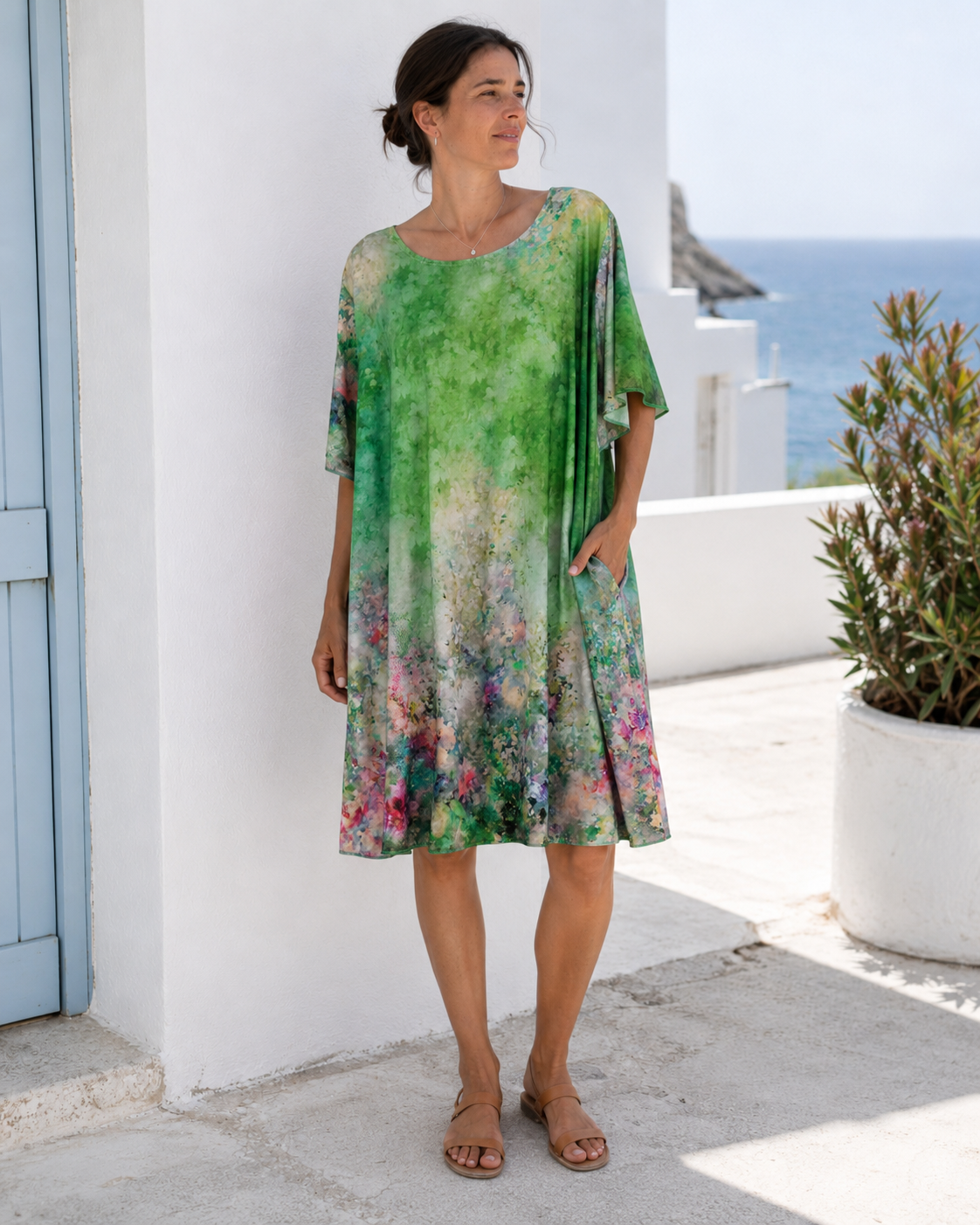 Rochie verde mătăsoasă cu mânecă scurtă și imprimeuri, vedere frontală. All Above Boutique.