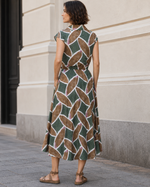 Rochie midi cambrată verde din bumbac cu imprimeu, vedere din spate. All Above Boutique.
