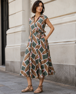 Rochie midi cambrată verde închis din bumbac cu imprimeu colorat, vedere frontală. All Above Boutique.