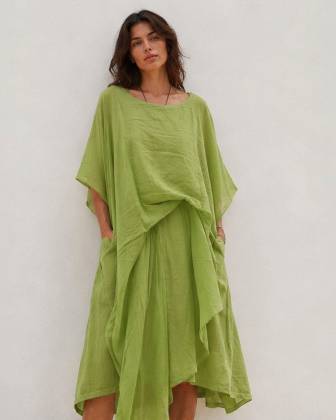 Detaliu prindere laterală pe rochia midi din bumbac verde fistic — All Above Boutique.