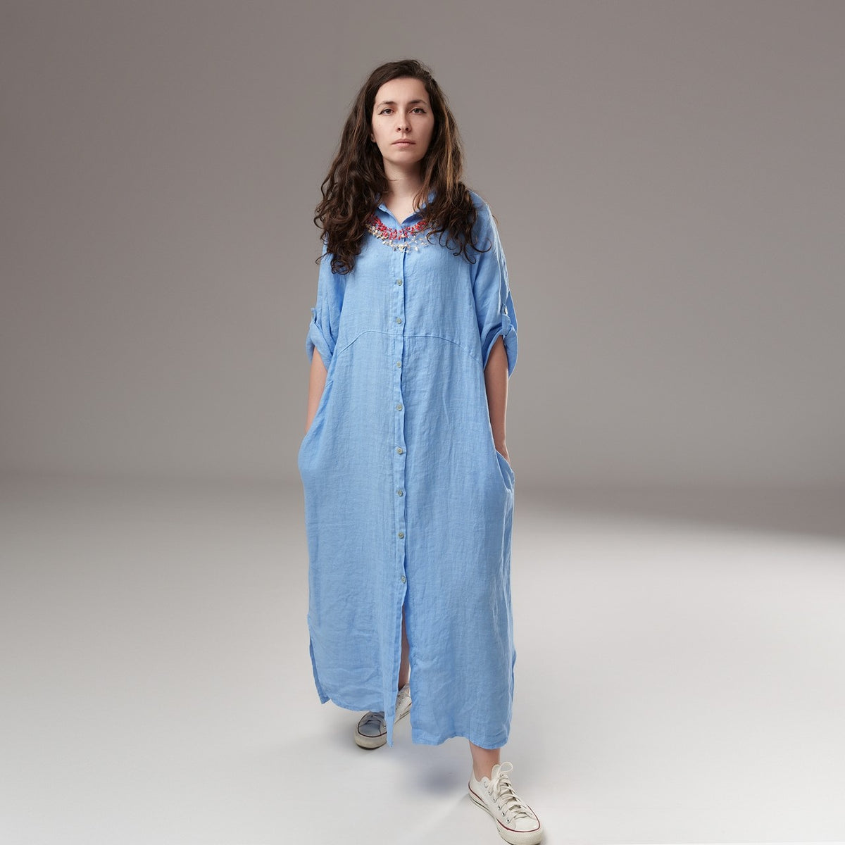 Rochie bleu din in cu croială dreaptă, guler cămașă și închidere frontală cu nasturi.