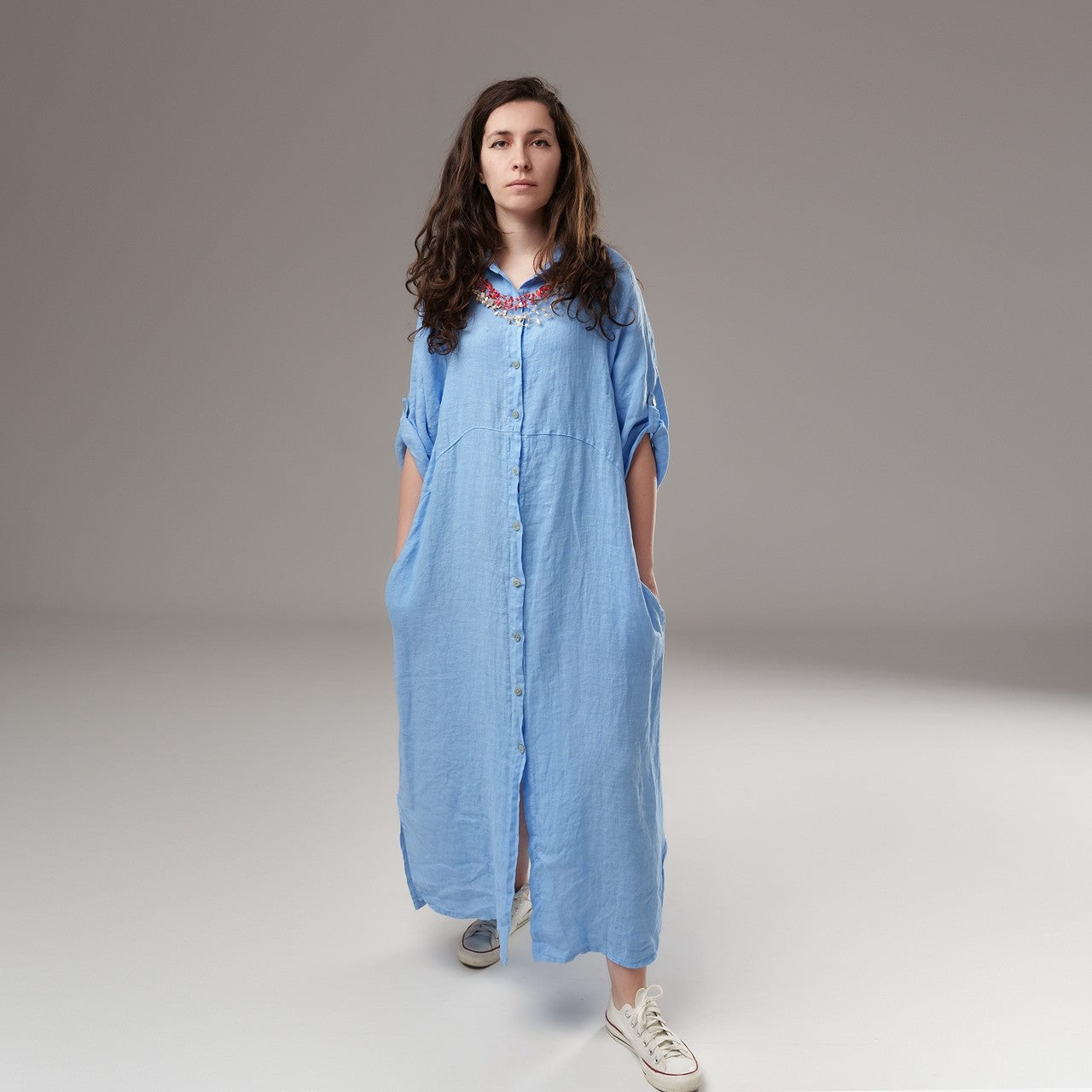 Rochie bleu din in cu croială dreaptă, guler cămașă și închidere frontală cu nasturi.