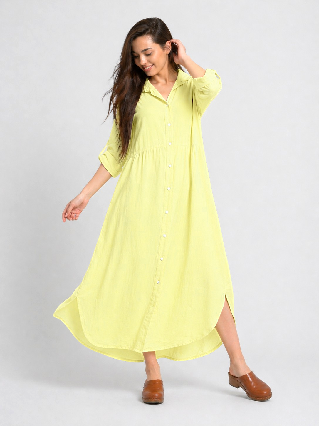  Rochie tip cămașă din in camel cu croială lejeră și mâneci suflecate cu nasture.