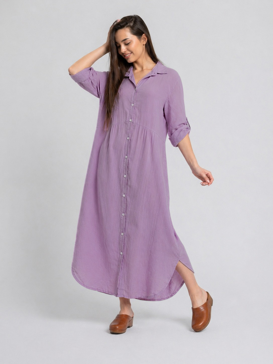  Rochie tip cămașă din in camel cu croială lejeră și mâneci suflecate cu nasture.