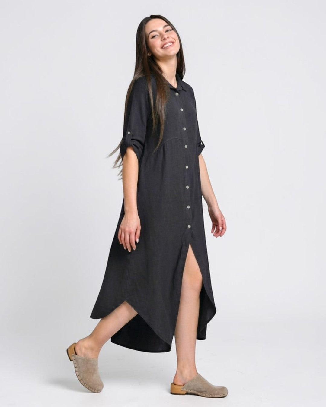  Rochie tip cămașă din in camel cu croială lejeră și mâneci suflecate cu nasture.