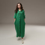Rochie lungă verde tip cămașă din in, accesorizată cu colier, look boem și autentic.