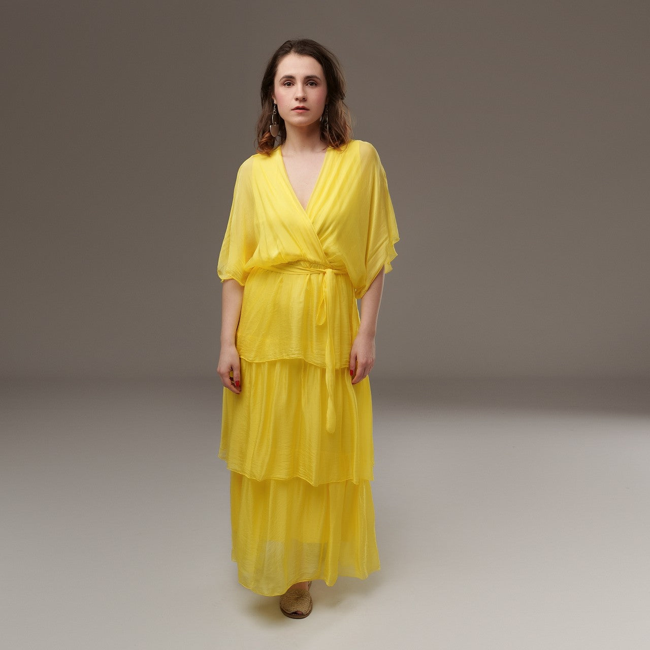 Rochie Lungă Din Mătase Cu Volane Și Decolteu Petrecut