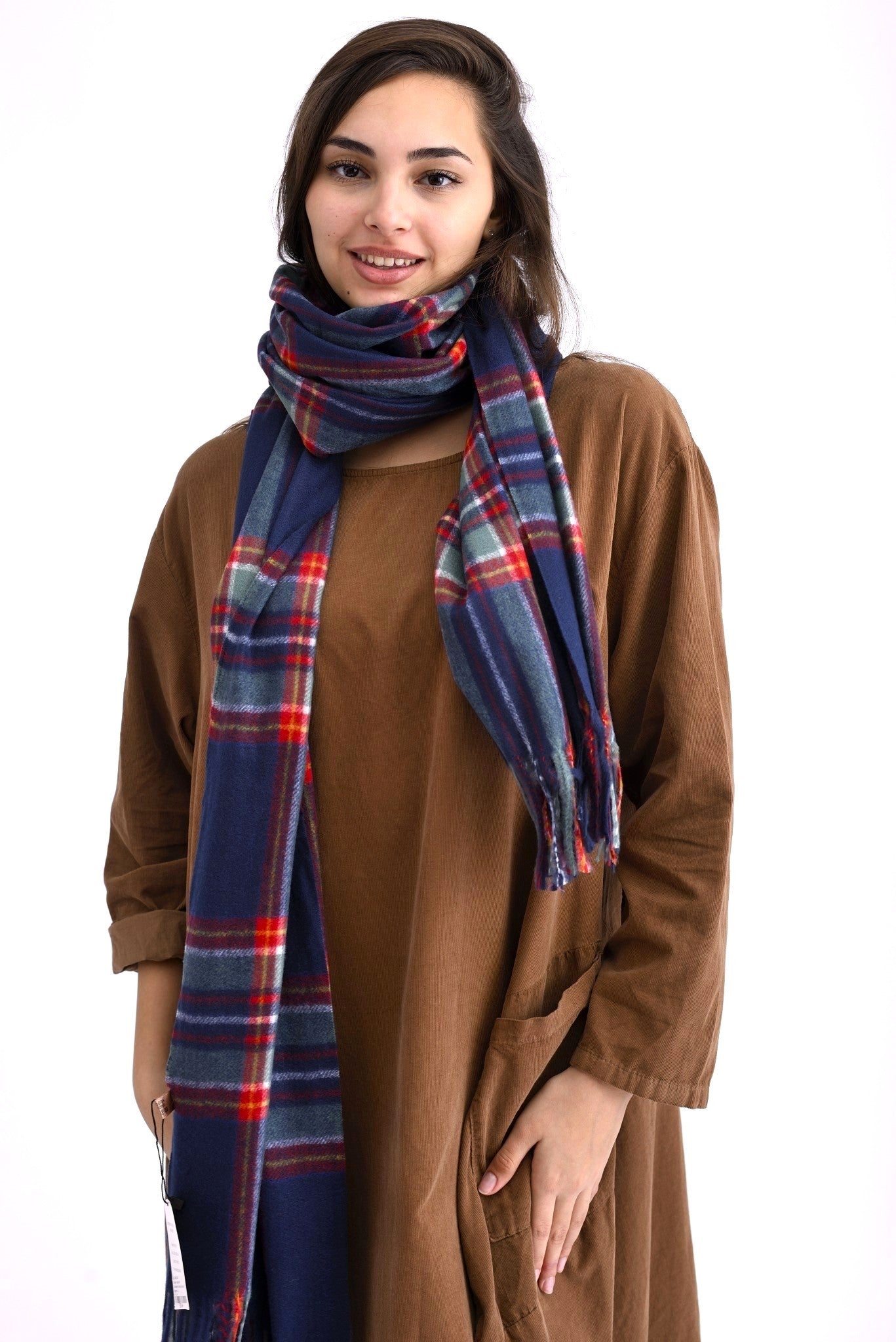 Șal lung în carouri bleumarin, roșu și verde, purtat drept peste umeri.
