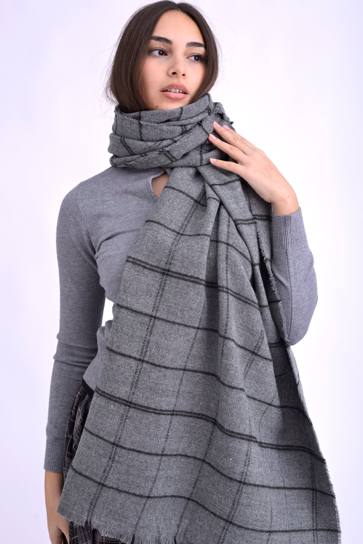 Șal gri minimalist cu dungi fine și textură moale, purtat lejer peste un pulover gri.