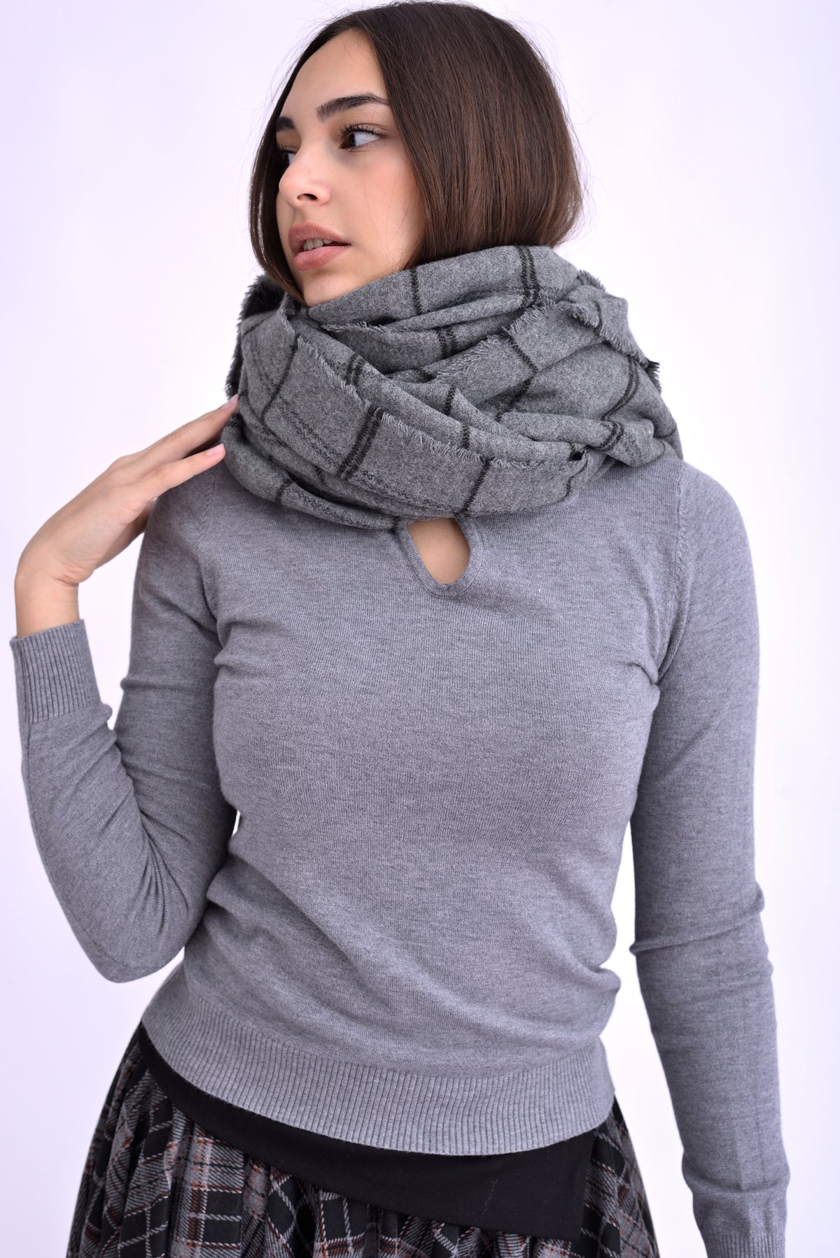 Detaliu al texturii fine a șalului gri minimalist, cu dungi discrete.