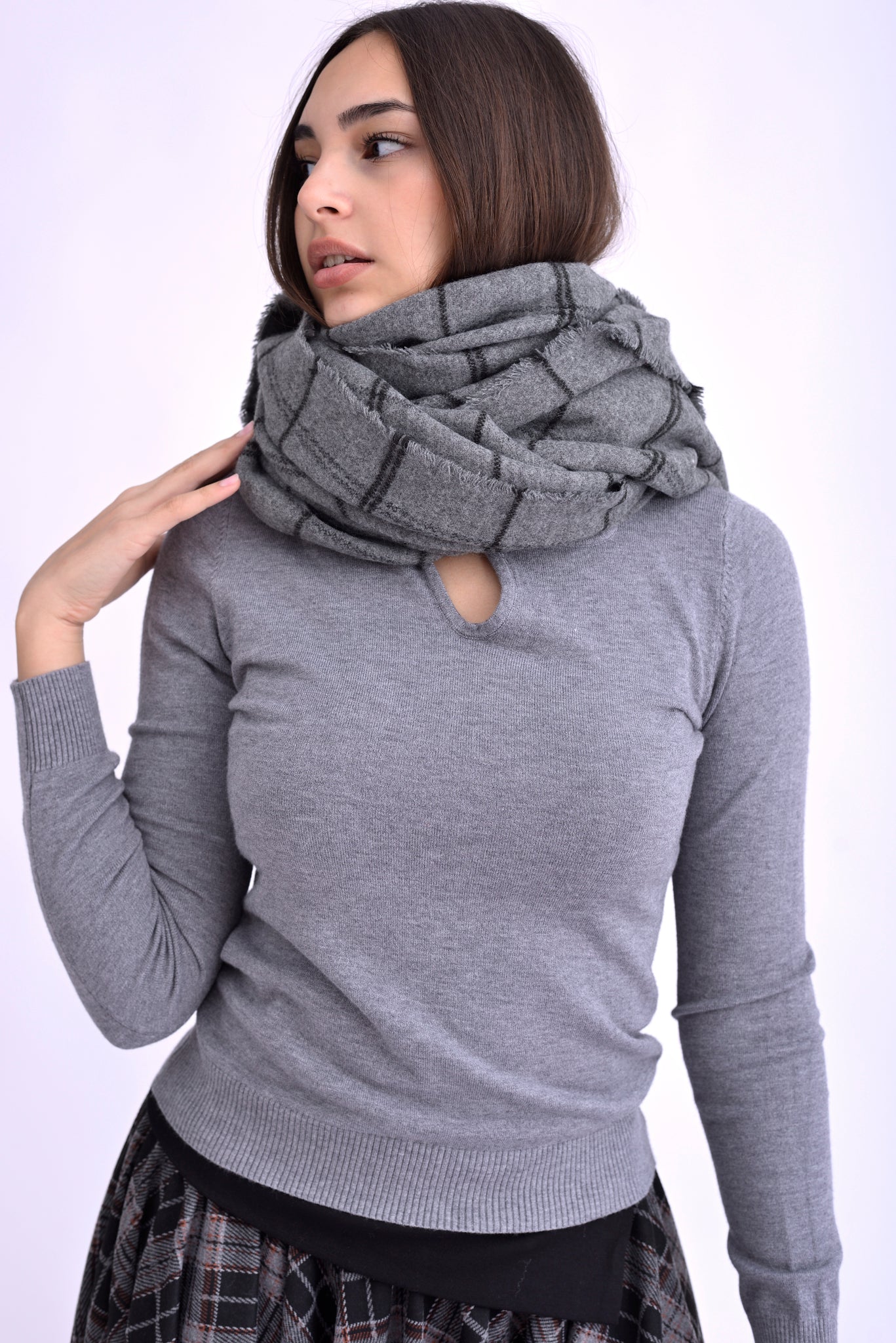 Detaliu al texturii fine a șalului gri minimalist, cu dungi discrete.