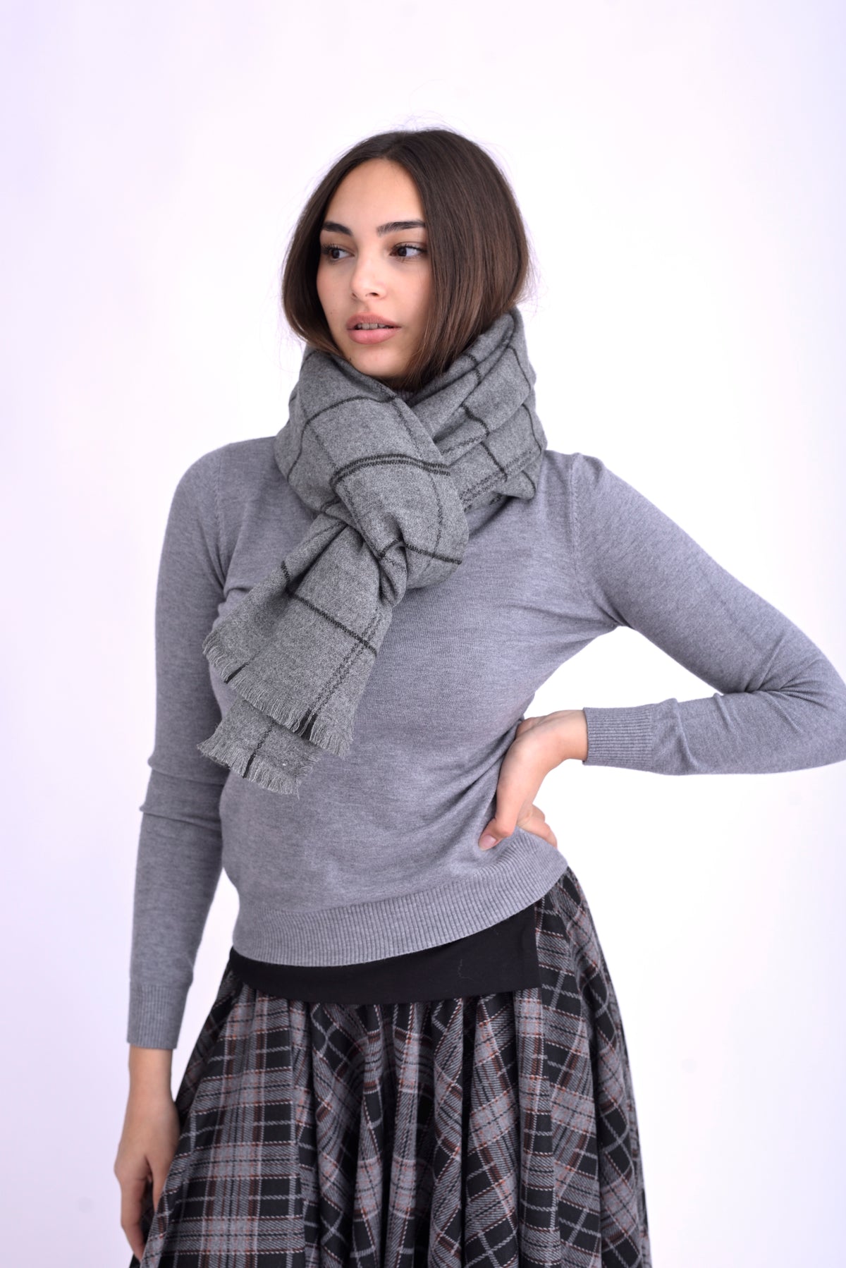 Vedere laterală a șalului gri din amestec de viscoză și lână, cu croială amplă.