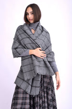 Șal gri din viscoză și lână, purtat peste umeri, ideal pentru sezonul rece.