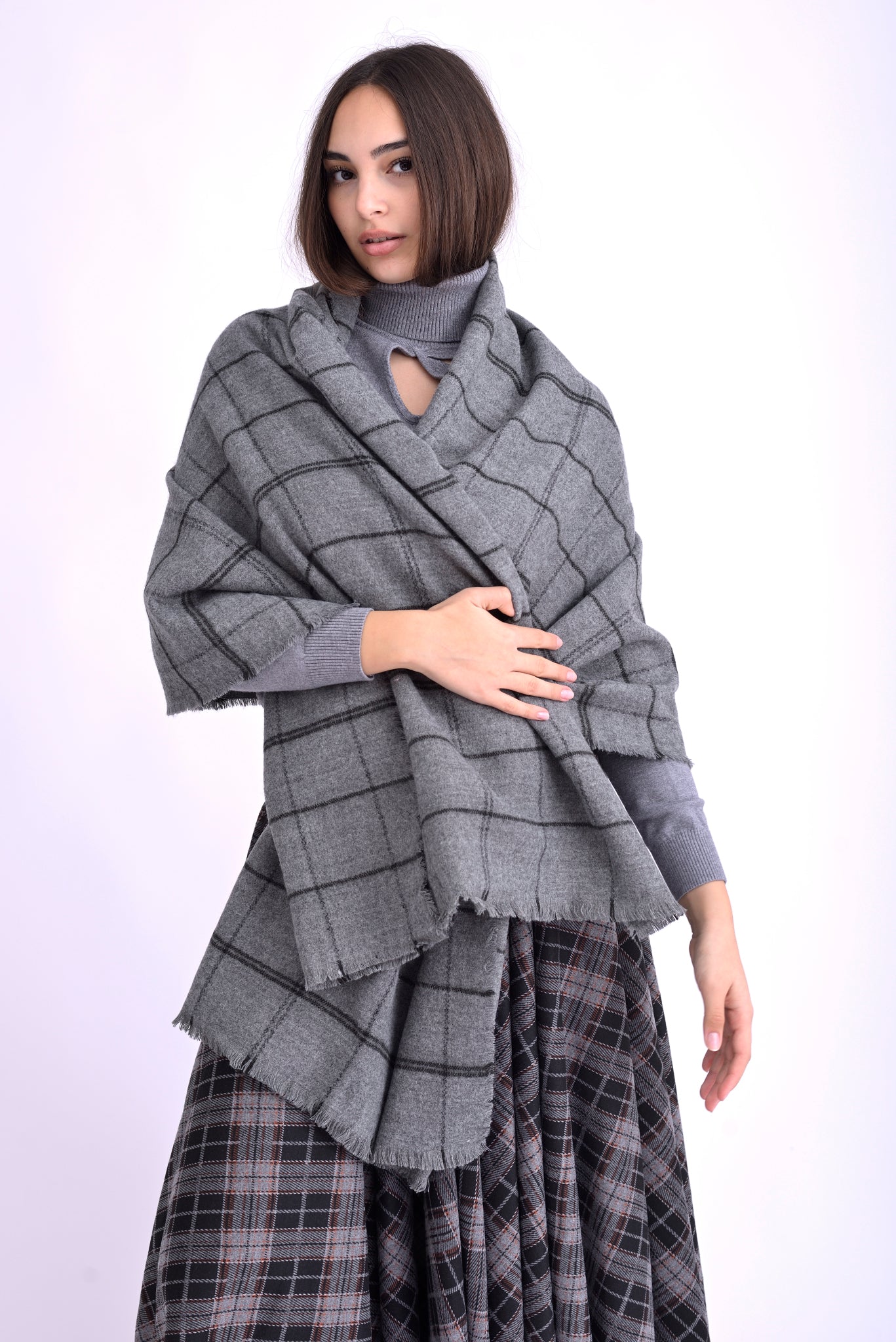 Șal gri din viscoză și lână, purtat peste umeri, ideal pentru sezonul rece.