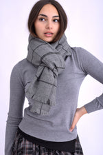 Vedere frontală a șalului minimalist gri cu aspect elegant și țesătură fină.