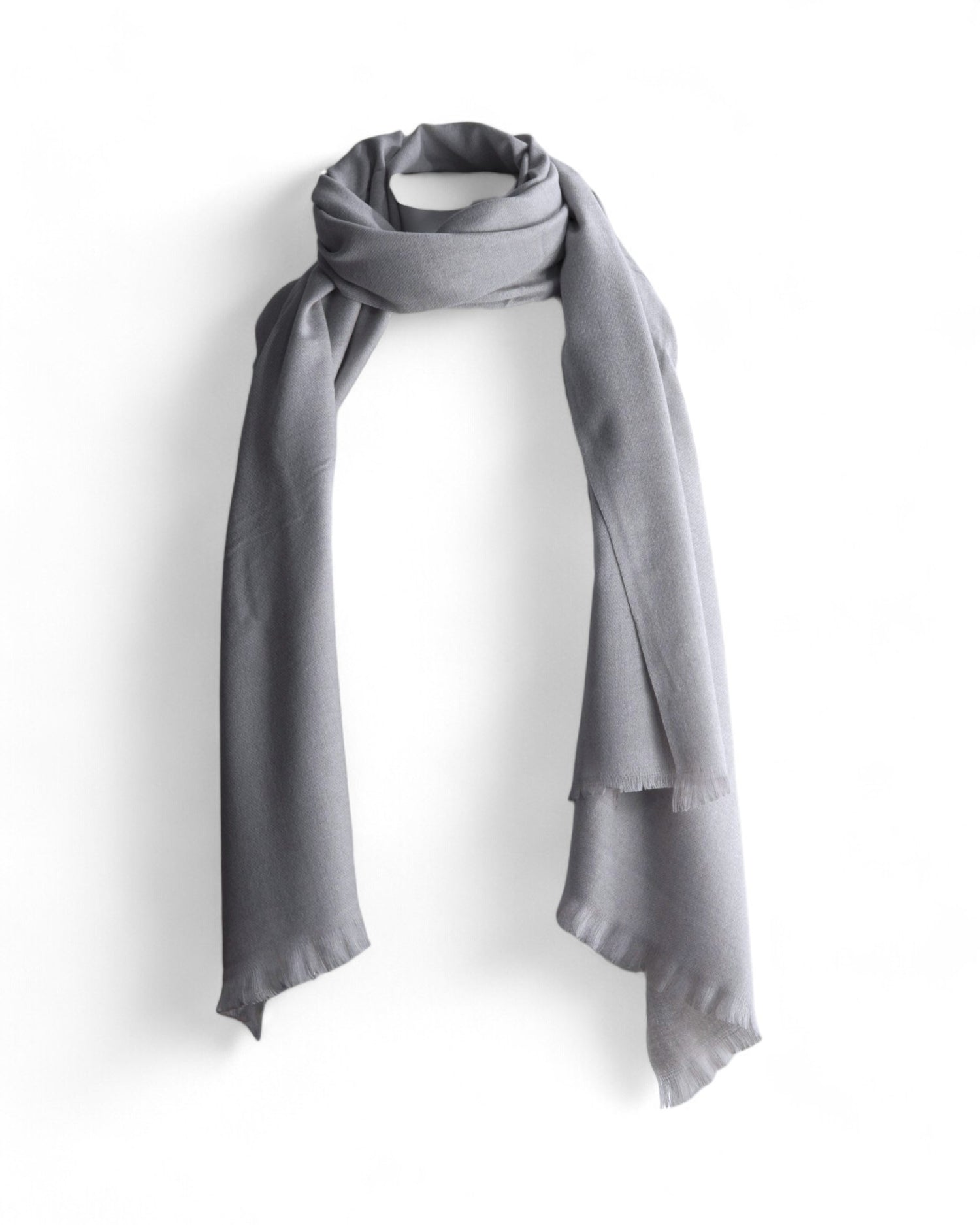 Șal gri uni din tricot soft, material plăcut și opac cu franjuri laterale