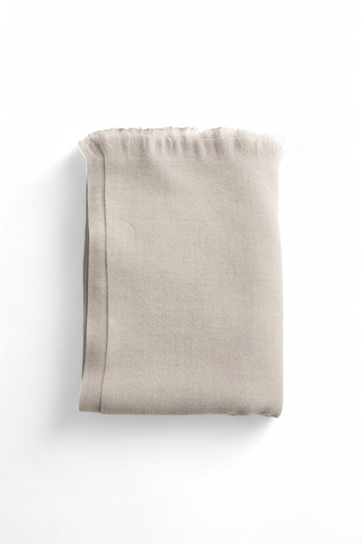 Șal gri uni din tricot soft cu franjuri scurte pe lățimi, material călduros și plăcut la atingere