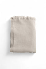 Șal gri uni din tricot soft cu franjuri scurte pe lățimi, material călduros și plăcut la atingere