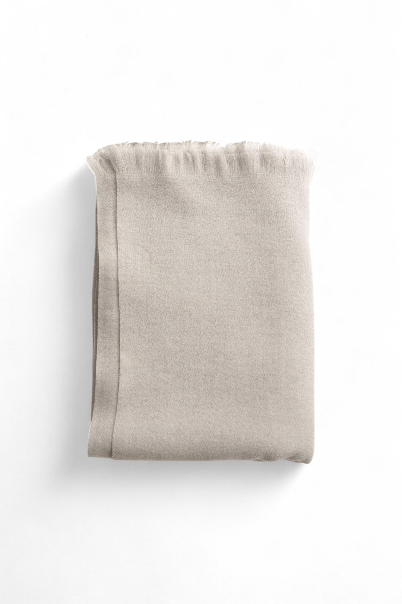 Șal gri uni din tricot soft cu franjuri scurte pe lățimi, material călduros și plăcut la atingere