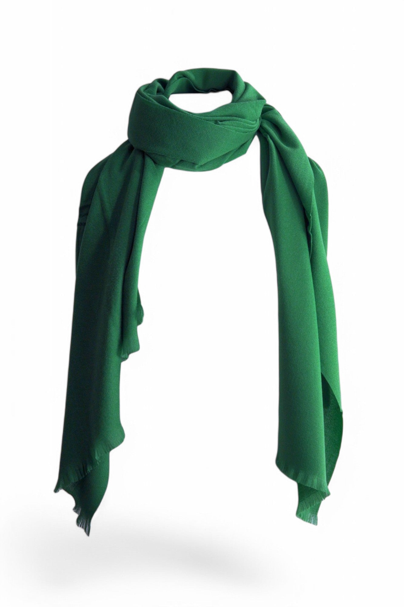 Șal verde uni din tricot soft cu franjuri scurte pe lățimi, material călduros și plăcut la atingere