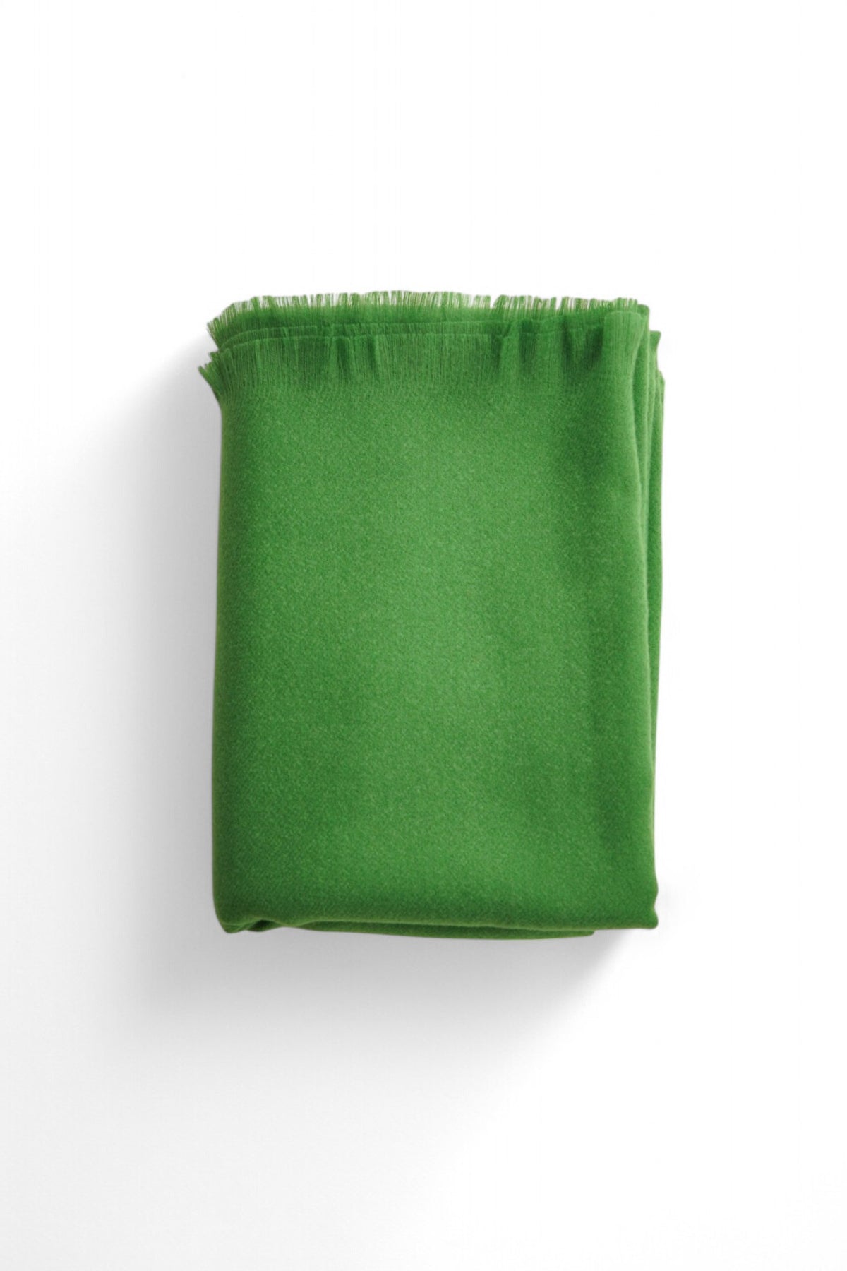 Șal verde uni din tricot soft cu franjuri delicate și textură moale