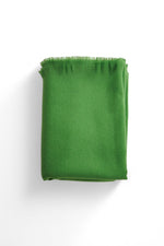 Șal verde uni din tricot soft cu franjuri delicate și textură moale