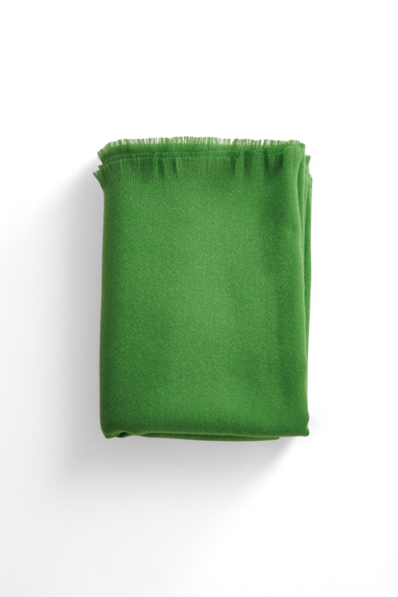 Șal verde uni din tricot soft cu franjuri delicate și textură moale
