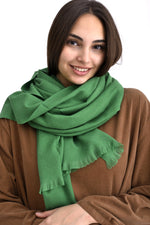 Șal verde uni din tricot soft cu franjuri scurte pe lățimi, material călduros și plăcut la atingere