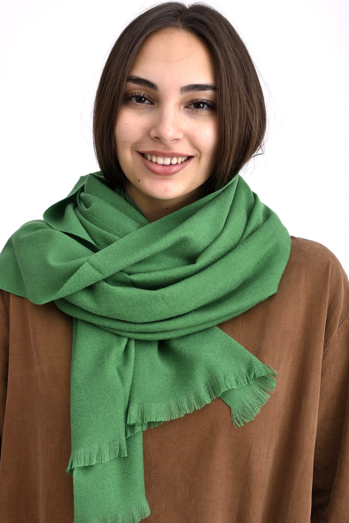 Șal verde uni din tricot soft cu franjuri scurte pe lățimi, material călduros și plăcut la atingere