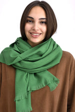 Șal verde uni din tricot soft cu franjuri scurte pe lățimi, material călduros și plăcut la atingere
