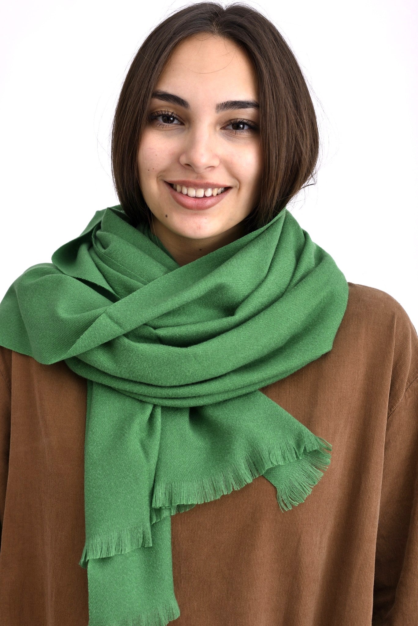 Șal verde uni din tricot soft cu franjuri scurte pe lățimi, material călduros și plăcut la atingere