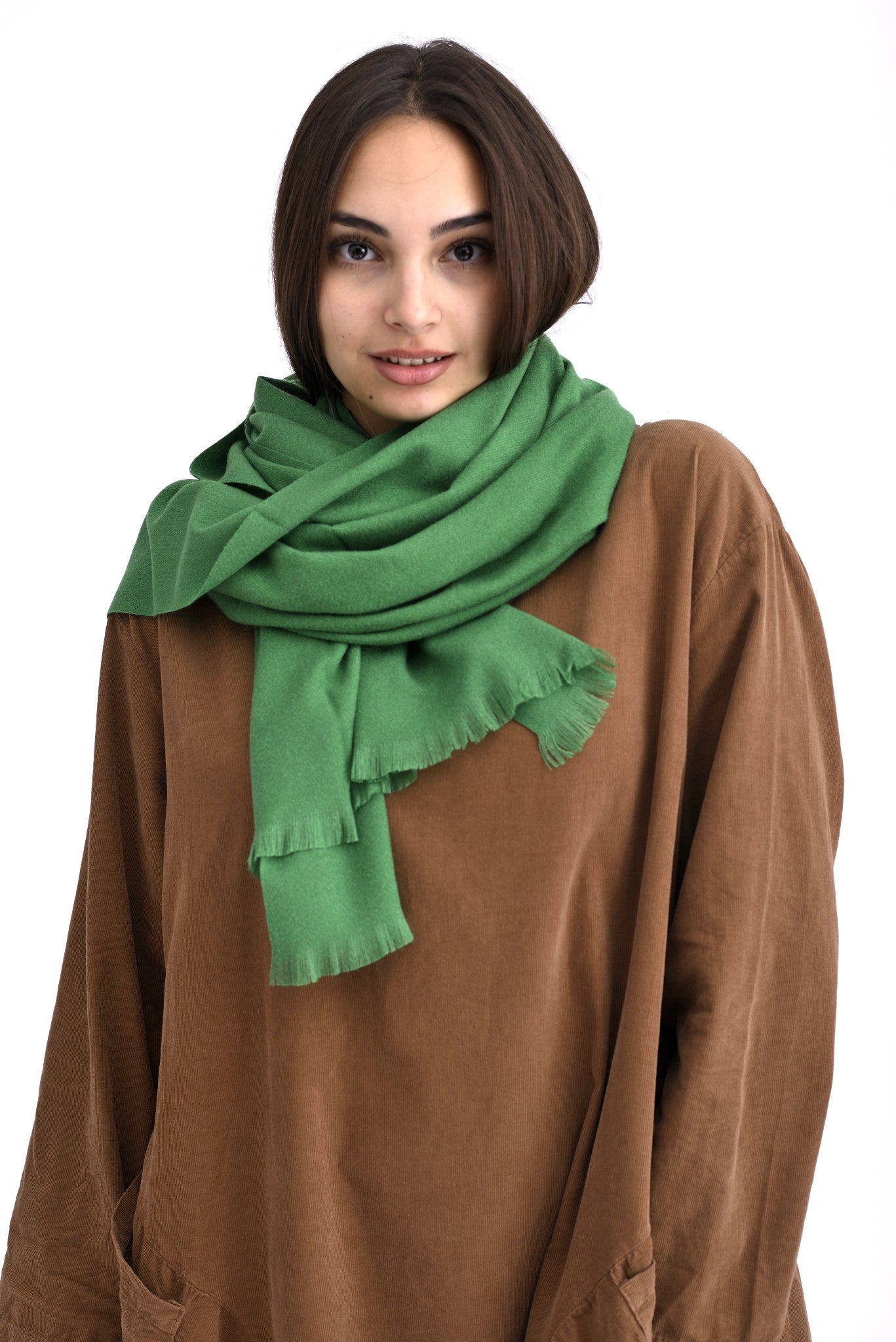 Șal verde uni din tricot soft cu franjuri scurte pe lățimi, material călduros și plăcut la atingere