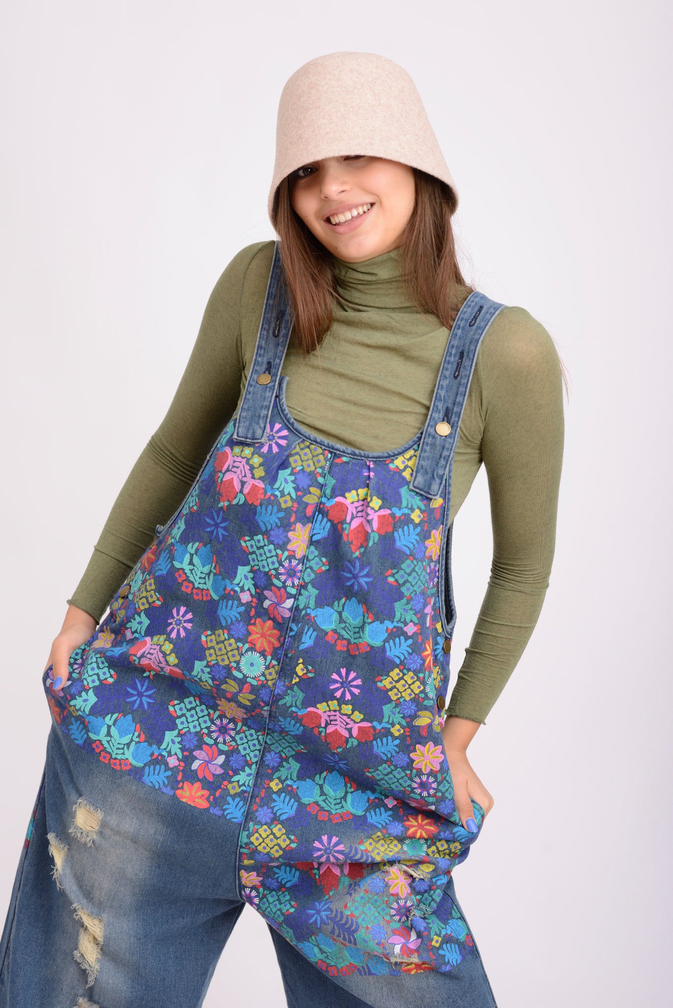 Detaliu imprimeu floral pe denim, textură ușor decolorată și moale.