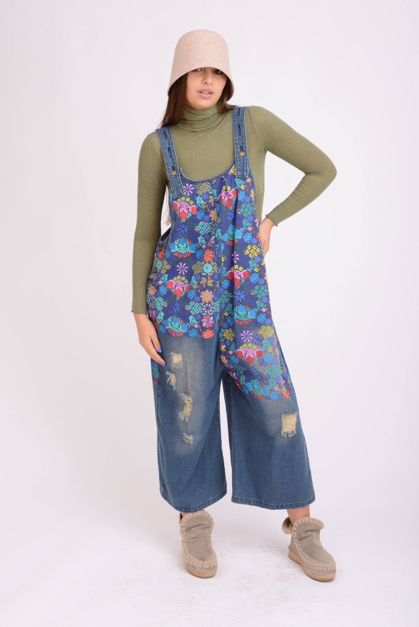 Salopetă jeans damă cu imprimeu floral colorat, croială lejeră, vedere din față.