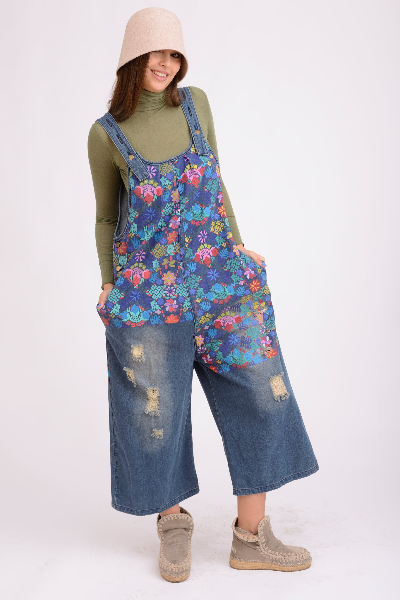 Salopetă jeans cu imprimeu floral, vedere din laterala, croială relaxată.