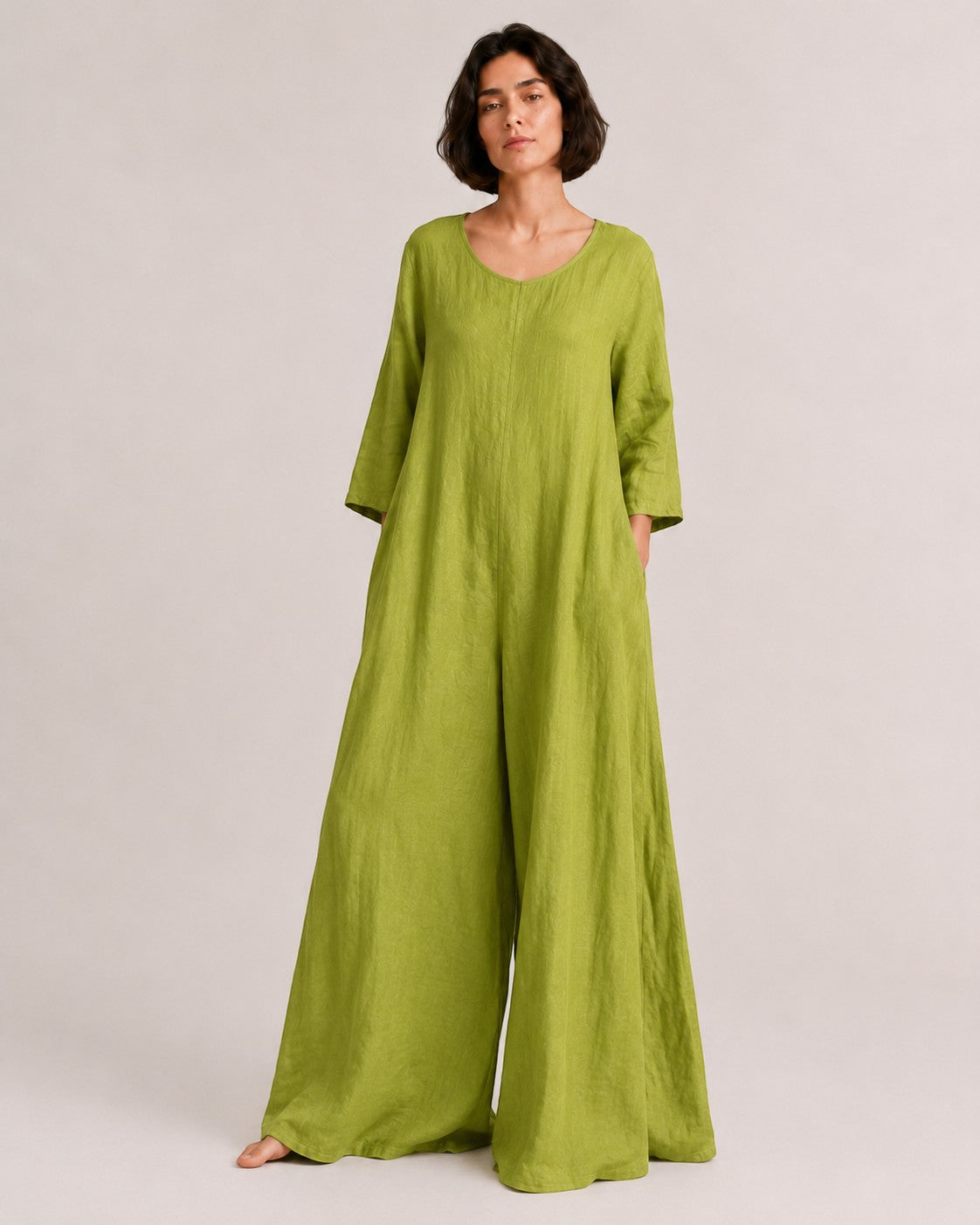 Salopetă largă din in verde lime, cu mâneci trei sferturi și lungime generoasă — All Above Boutique.