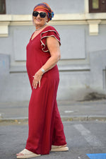 Salopetă rosie lungă, cu mâneci scurte și tiv auriu, croială amplă