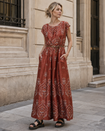 Salopetă lungă satinată cu decupaj la spate și imprimeu floral, vedere laterală. All Above Boutique.