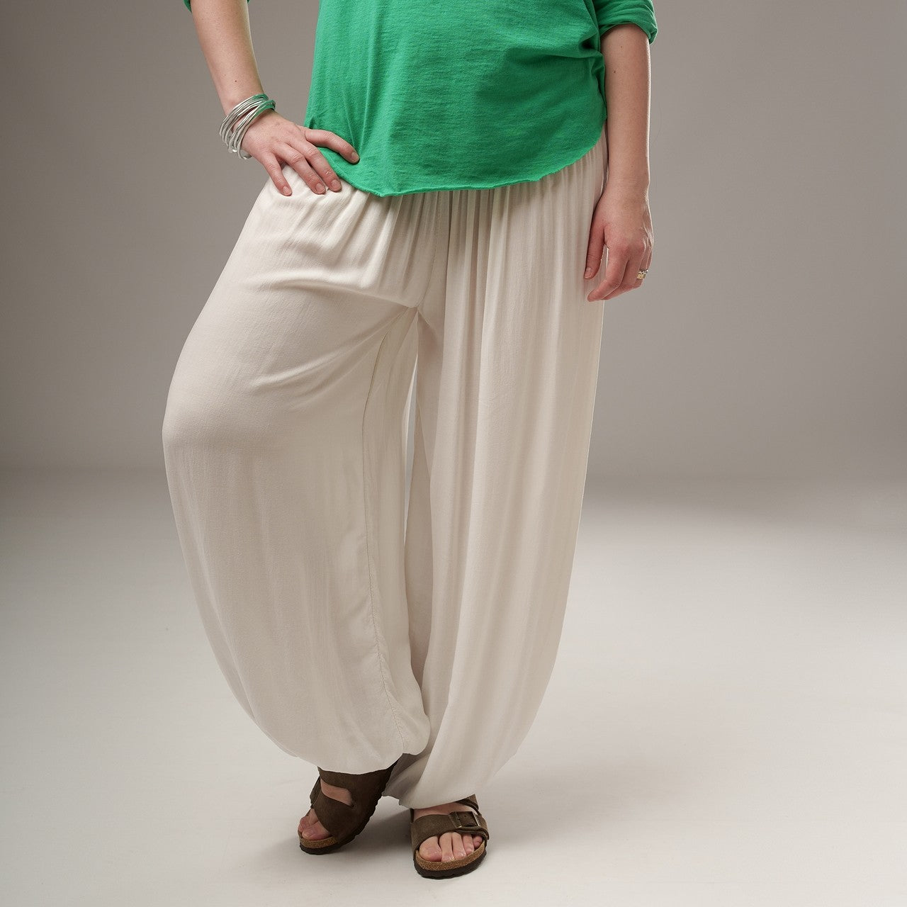  Pantaloni șalvari albi din bumbac cu efect șifonat și betelie elastică