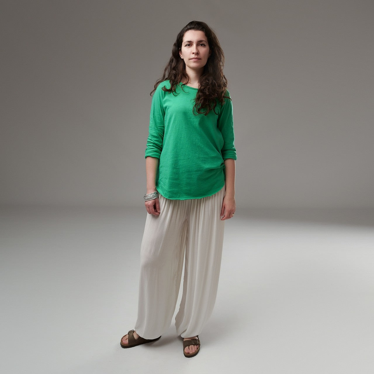 Pantaloni lejeri albi din bumbac, purtați cu bluză verde