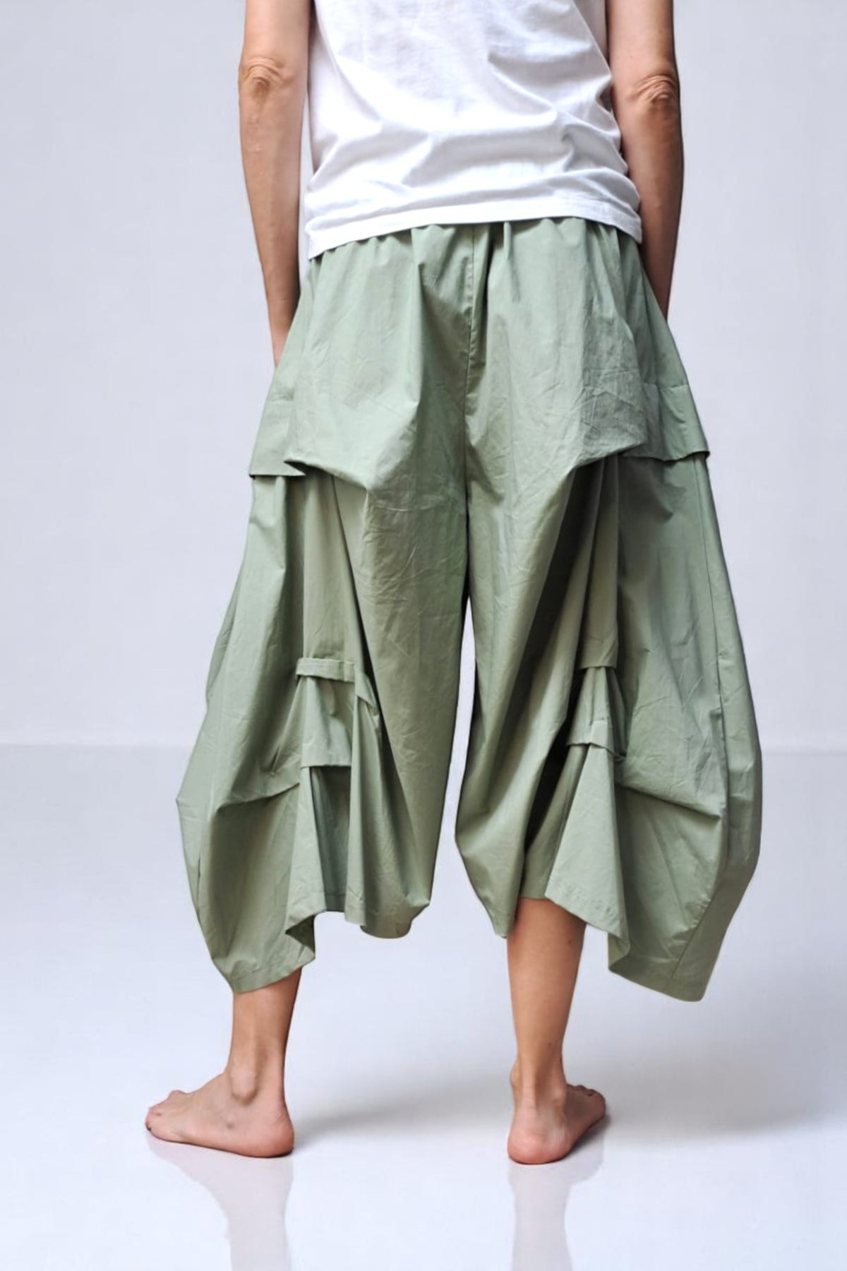 Vedere din spate a șalvarilor kaki cu design amplu și buzunare 