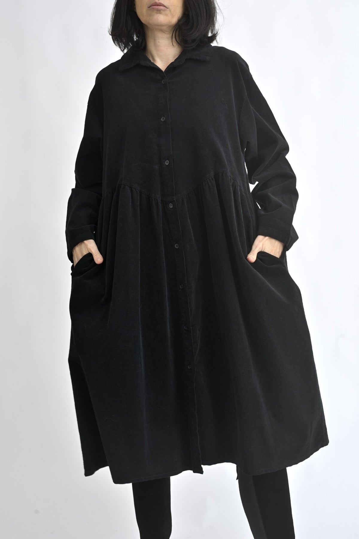 Sarafan cămașă din reiat cu buzunare laterale funcționale, croială amplă și cădere fluidă.