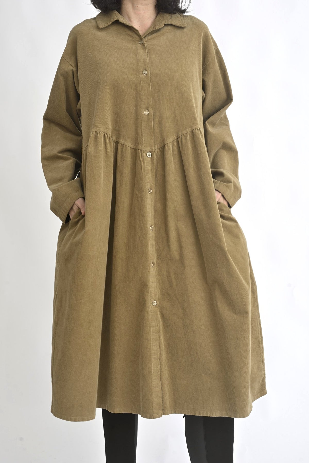 Detaliu frontal cu nasturi la sarafan cămașă din reiat, textură moale și finisaj mat.