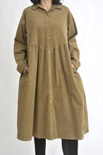 Detaliu frontal cu nasturi la sarafan cămașă din reiat, textură moale și finisaj mat.