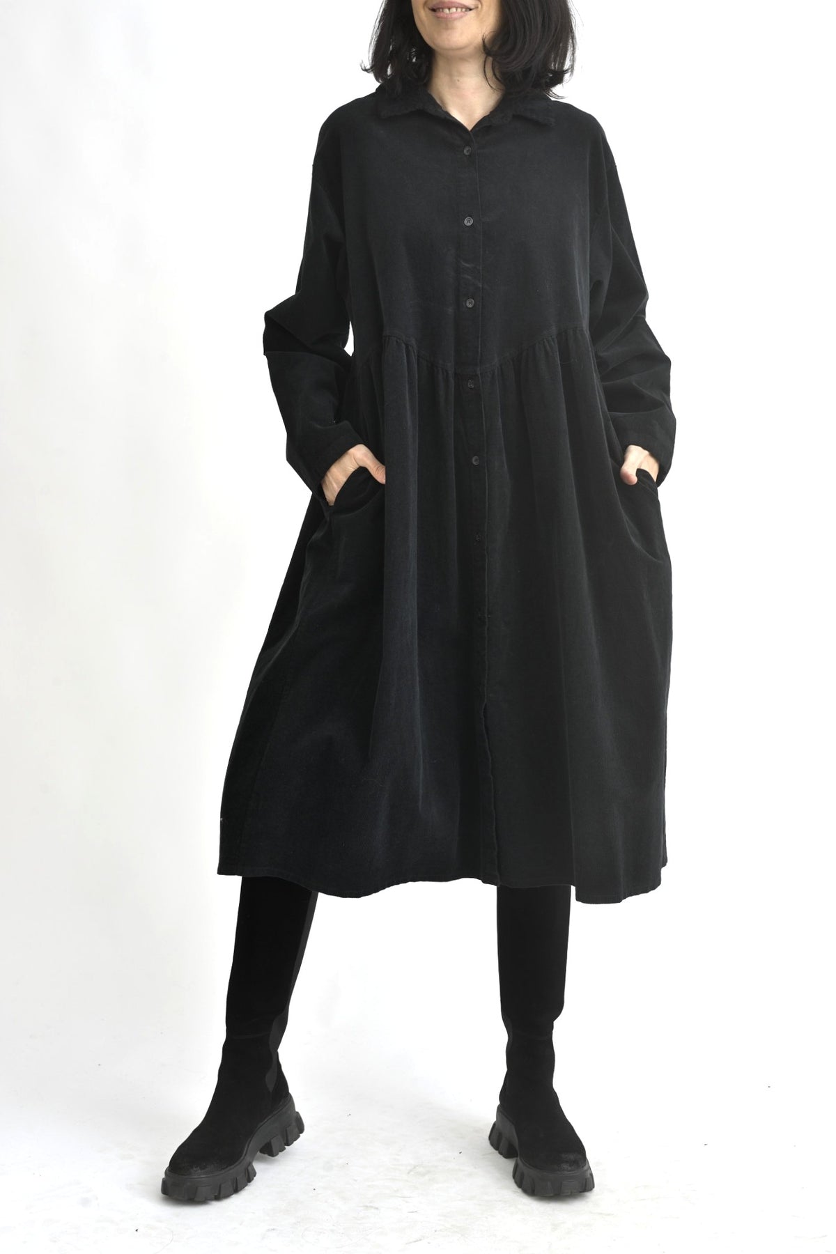 Sarafan cămașă din reiat negru, cu mâneci lungi și siluetă lejeră, stil urban.