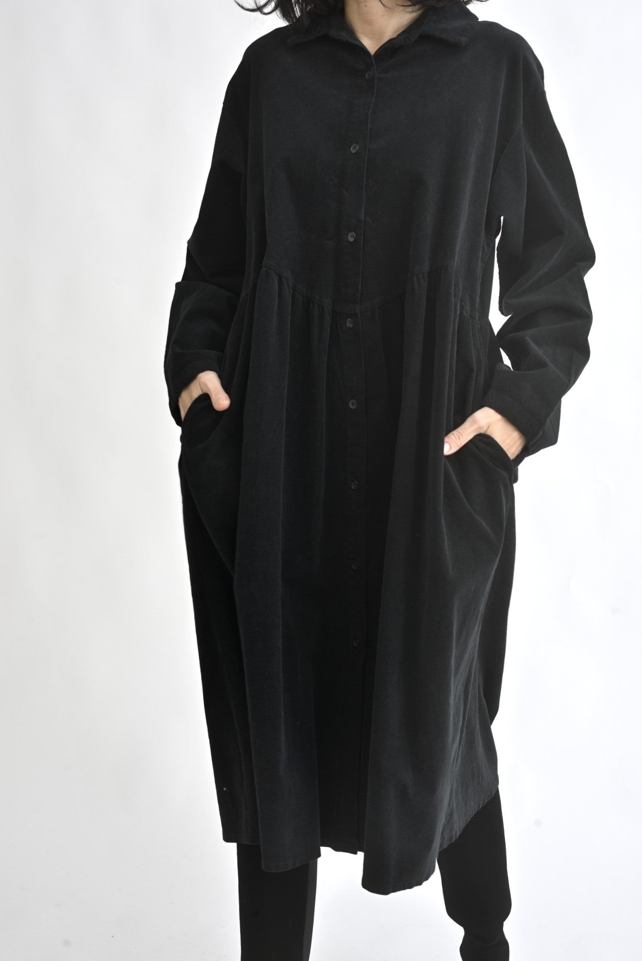 Sarafan cămașă din reiat, purtat cu colanți și bocanci, look relaxat de zi.