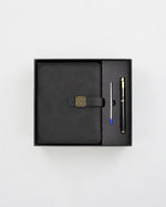 Set elegant cu agendă neagra și pix metalic, ambalate într-o cutie premium de cadou.