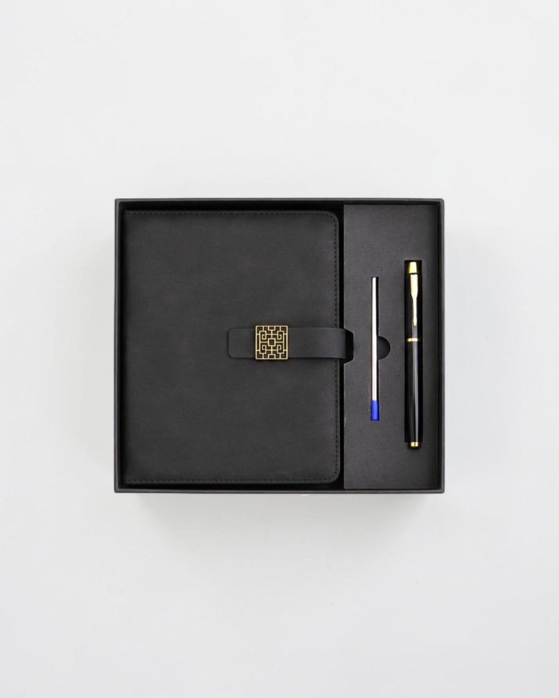 Set elegant cu agendă neagra și pix metalic, ambalate într-o cutie premium de cadou.