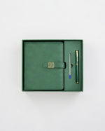 Set elegant cu agendă verde și pix metalic, ambalate într-o cutie premium de cadou.